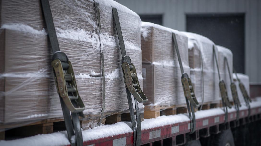 Orpanan Volvo FH ja perävaunu hallin edessä
